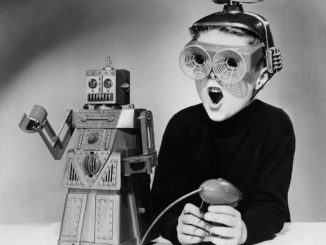 Menino brincando com um robô, história da Inteligência Artificial